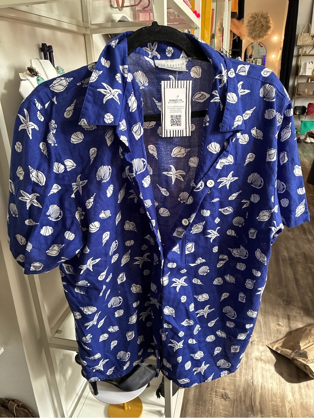 Van Heusen vintage Blue Short-Sleeve Button-Down Shirt with White Shell Print